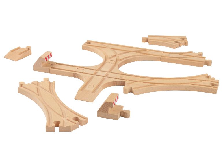 Houten treinsporen met bochten en een spoorwegovergang.