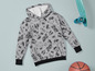 Een grijze hoodie met skateboard print, een skateboard en een basketbal.