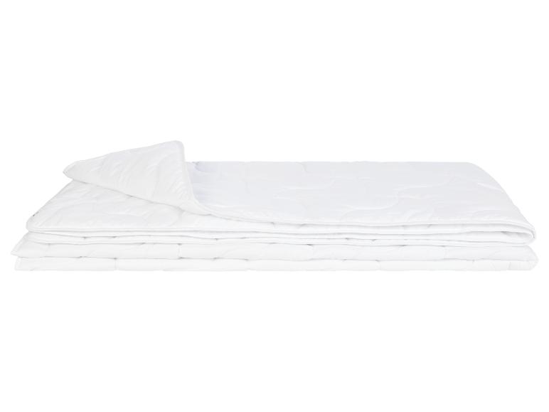 Zachte, witte dekbedden, opgevouwen.