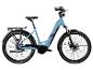 Lichtblauwe elektrische fiets met bagagedrager en spatborden.