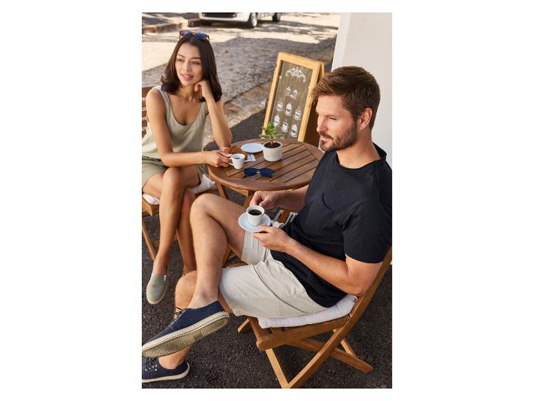 Koppel geniet van koffie op een terras, draagt casual schoenen.