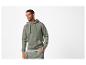 Man in een olijfgroene hoodie en joggingbroek