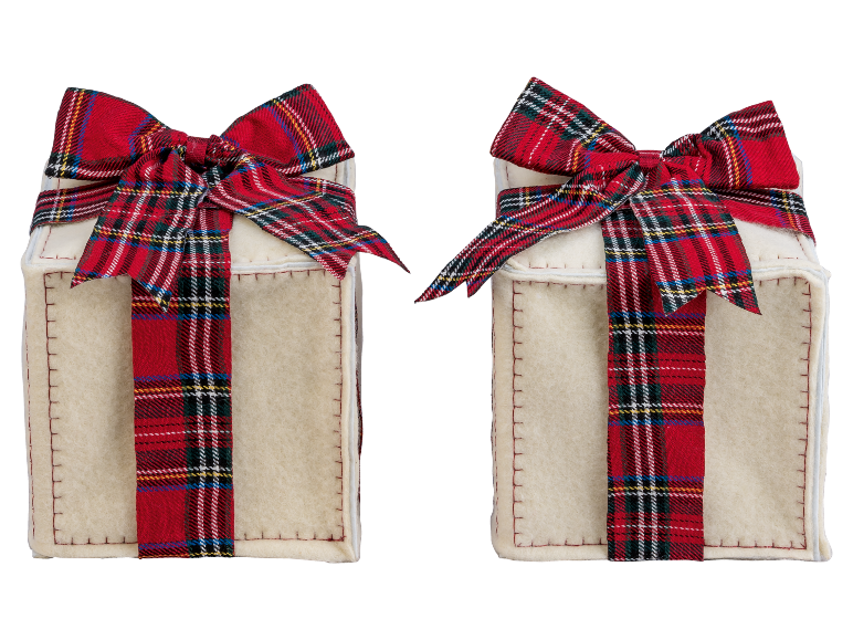 Twee crèmekleurige geschenkdozen met rood geruite linten op een zwarte achtergrond.