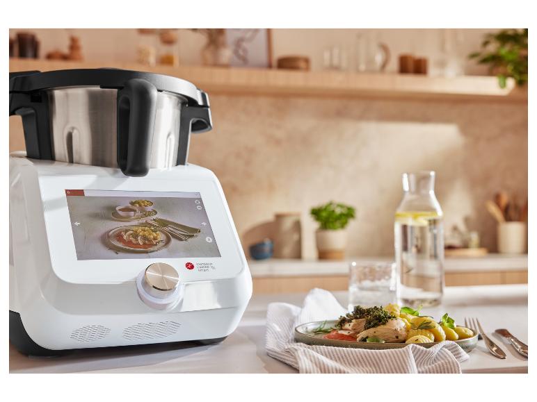 Monsieur Cuisine Smart keukenmachine met recept op scherm, afgewerkt gerecht en water in de keuken