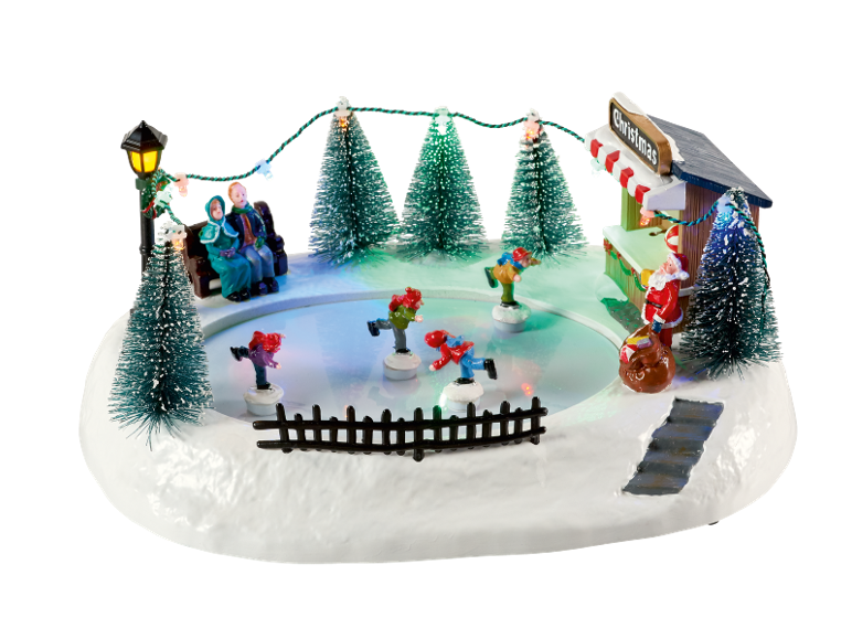 Kerstdecoratie met schaatsbaan, verlichte bomen en figuren