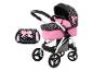 Een roze kinderwagen met hartjespatroon en bijpassende tas.