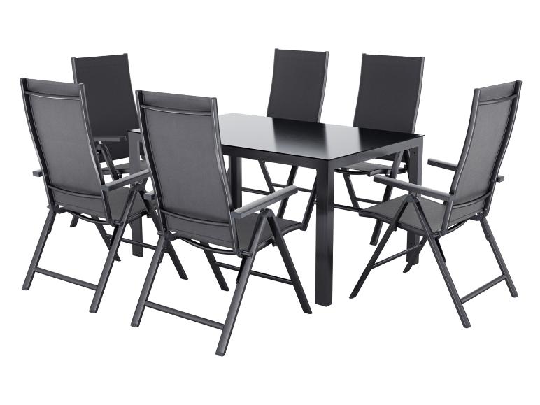 Tuinmeubelset met zwarte tafel en zes opvouwbare stoelen.