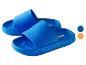 Een paar blauwe rubberen slippers.