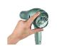 Hand houdt een groene föhn vast met een zichtbare ventilator.