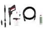 Hogedrukreiniger met accessoires, inclusief slang, lans, sproeiers, reinigingsmiddelreservoir en vloeistoffles.