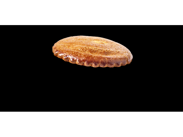 Een goudbruine amandelkoek met een gekartelde rand tegen een zwarte achtergrond.