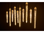 Kerstverlichting met glimmende ijspegels tegen een donkere achtergrond.