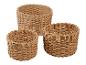 Drie ronde, geweven rieten manden in verschillende maten.