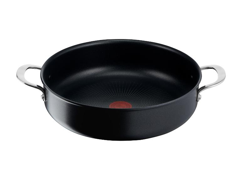 Zwarte Tefal pan met metalen handgrepen.