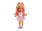 Kandy pop met regenbooghaar, witte top, roze rok en kersenschoenen