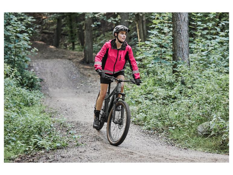 Een vrouw rijdt op een mountainbike door een bos
