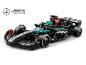 Een Mercedes-AMG Petronas Formule 1-raceauto gemaakt van bouwstenen, met sponsorlogo's.