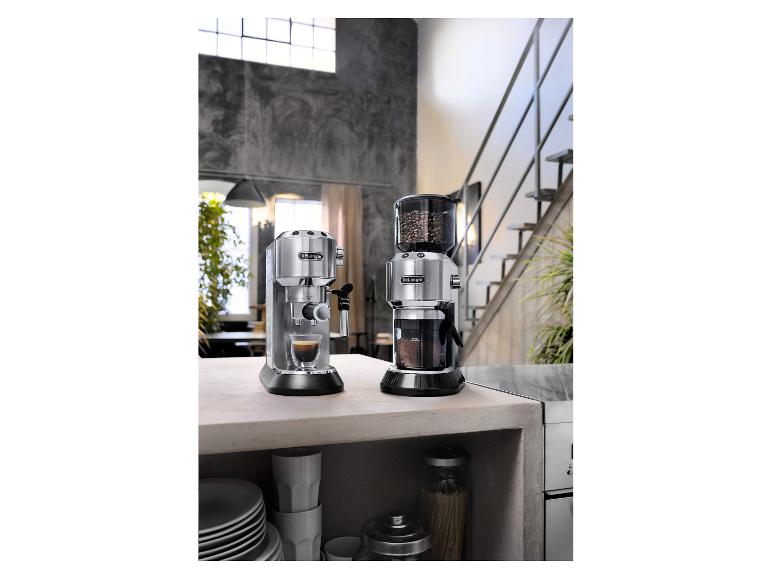 De'Longhi Dedica Style Barista Bundle pistonmachine en koffiemolen in een moderne keuken.