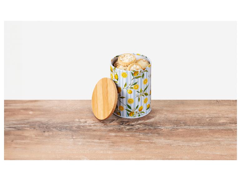 Koekjes in een blik met citroenprint.