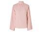 Een roze blouse met lange mouwen.
