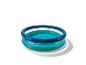 Opblaasbaar zwembad met twee blauwe ringen, gevuld met water, werpt een schaduw.