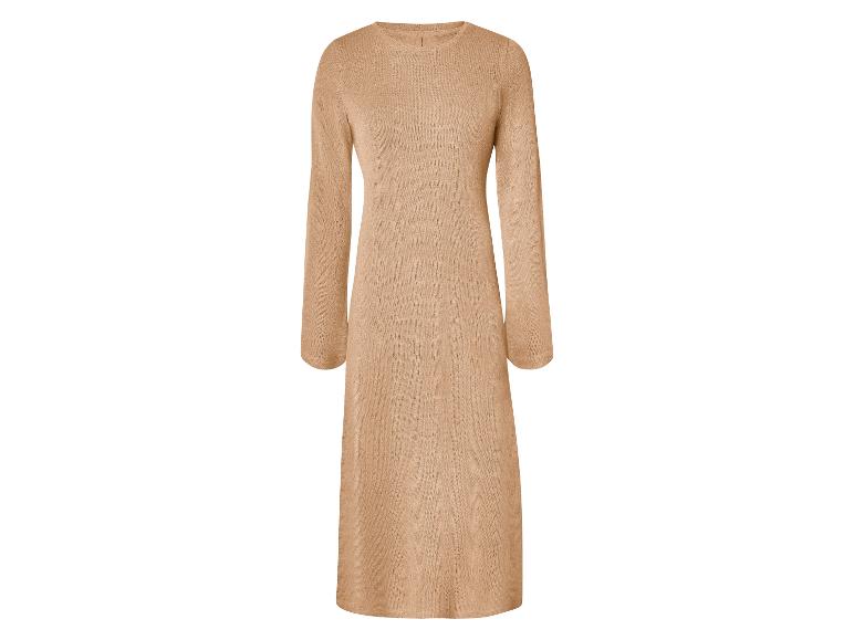 Lange beige gebreide jurk, minimalistische stijl.