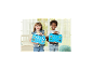 Twee kinderen houden blauwe knutselsets vast met kleurrijke kralencreaties.