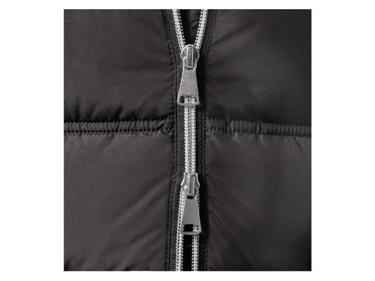 Zwarte gewatteerde jas met een metalen rits.
