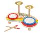 Kleurrijk houten drumstel met bekkens en drumstokken.