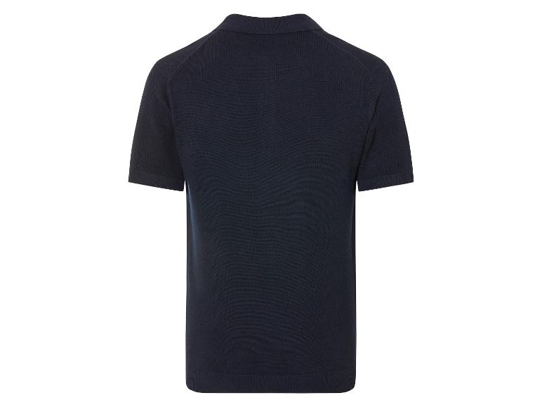 Donkerblauw gebreid poloshirt met korte mouwen.