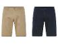 Twee paar korte broeken voor heren, een in beige en een in donkerblauw.
