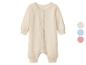 Lichtbeige babyromper met knoopjes en kleurstalen in beige, blauw en roze.
