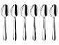 Zes glimmende, zilveren eetlepels op een rij tegen een witte achtergrond.