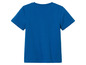 Een blauwe t-shirt met korte mouwen.