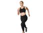 Vrouw in zwarte Crivit leggings en sportbeha, aan het rennen.