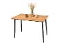 Houten eettafel met zwarte poten, versierd met een vaas en kaarsen.