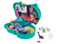 Een Polly Pocket speelset met een onderwaterthema, inclusief poppetjes en accessoires.