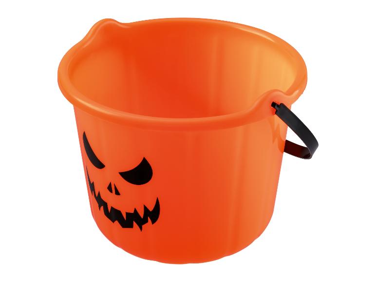 Oranje Halloween-emmer met pompoengezicht en zwart handvat.