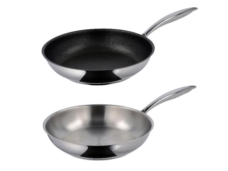 Twee roestvrijstalen koekenpannen, één met antiaanbaklaag en één zonder.