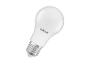 Witte LED-lamp met schroeffitting, schuin op een witte achtergrond.