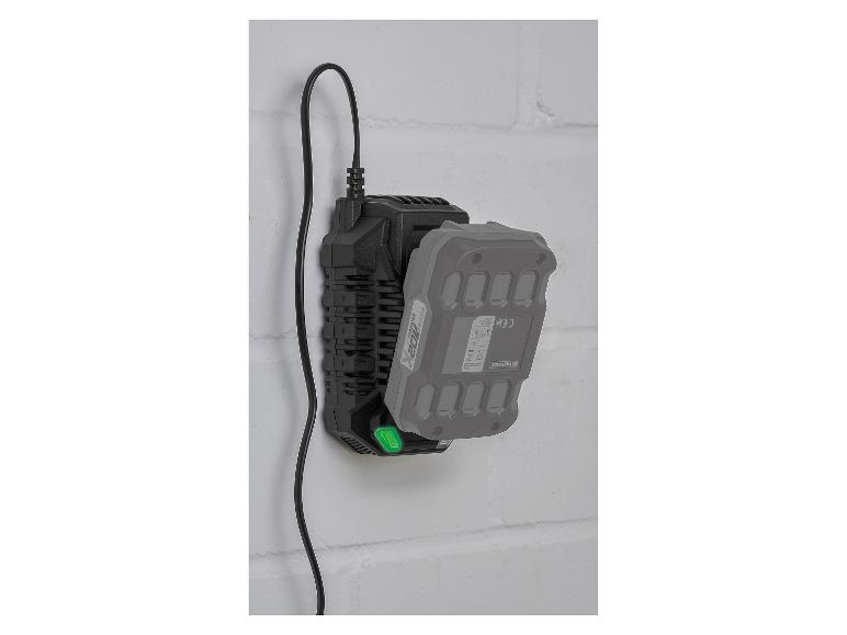 Zwarte Parkside X 20V Team acculader met grijze accu, groen lampje brandt.