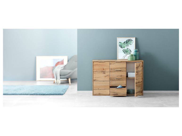 Een houten dressoir met drie lades en een open vak.