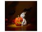 Spookbeeldje en lichtgevende Halloween-pompoen met decoraties en vleermuisschaduwen.