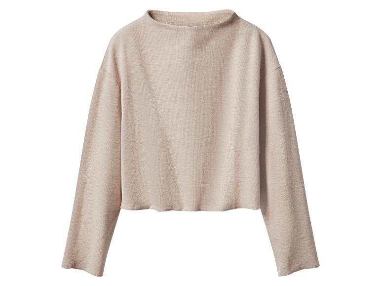 Een beige top met lange mouwen en boothals.