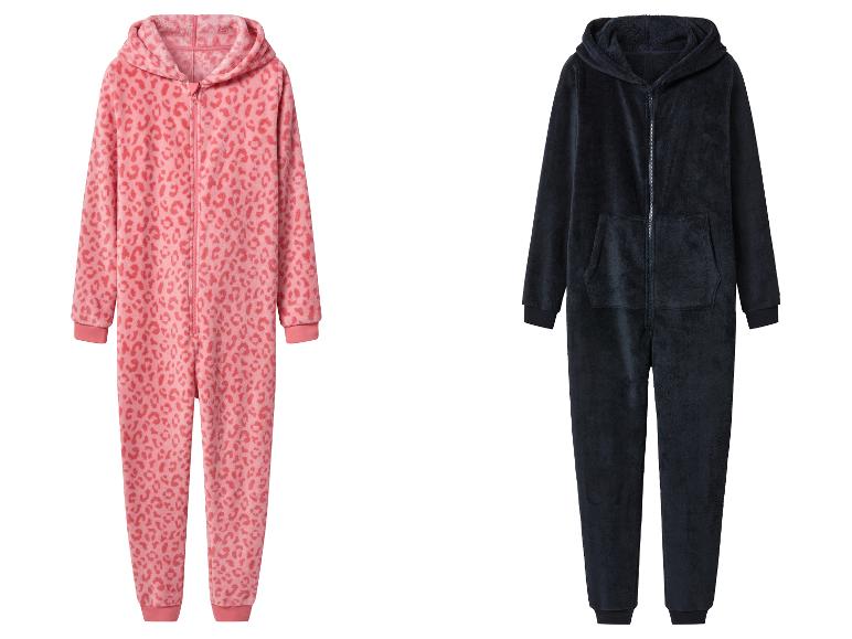 Twee fleece onesies, één roze met luipaardprint en één marineblauw.