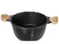 Zwarte pan met houten handgrepen.