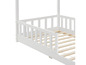 Witte bedframe met spijlen en een zijrailing.