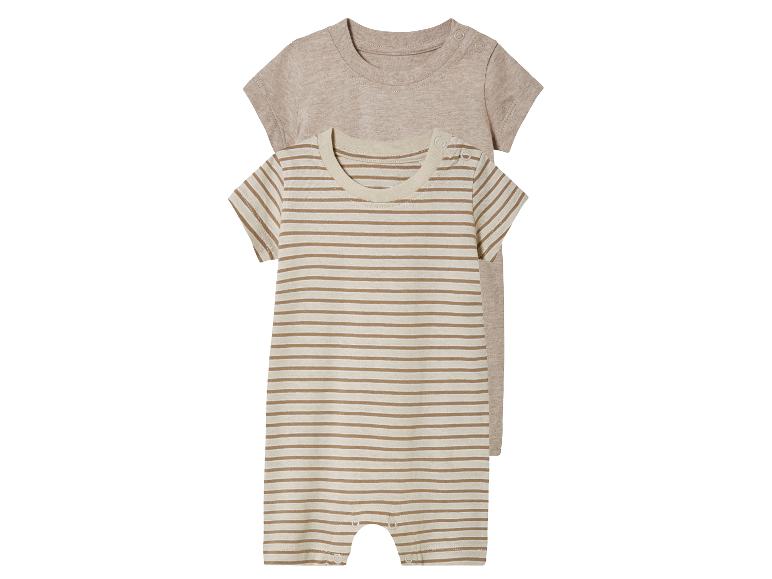 Babyset: gestreept rompertje en effen T-shirt, neutrale kleuren.