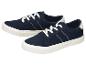 Een paar marineblauwe canvas sneakers met witte veters en witte zolen.