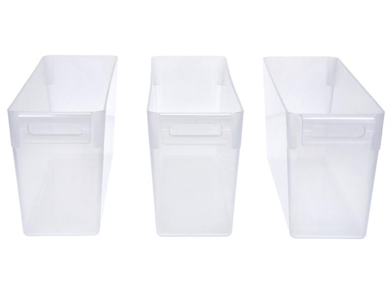 Drie doorzichtige plastic opbergbakken met handvatten, op een witte achtergrond.